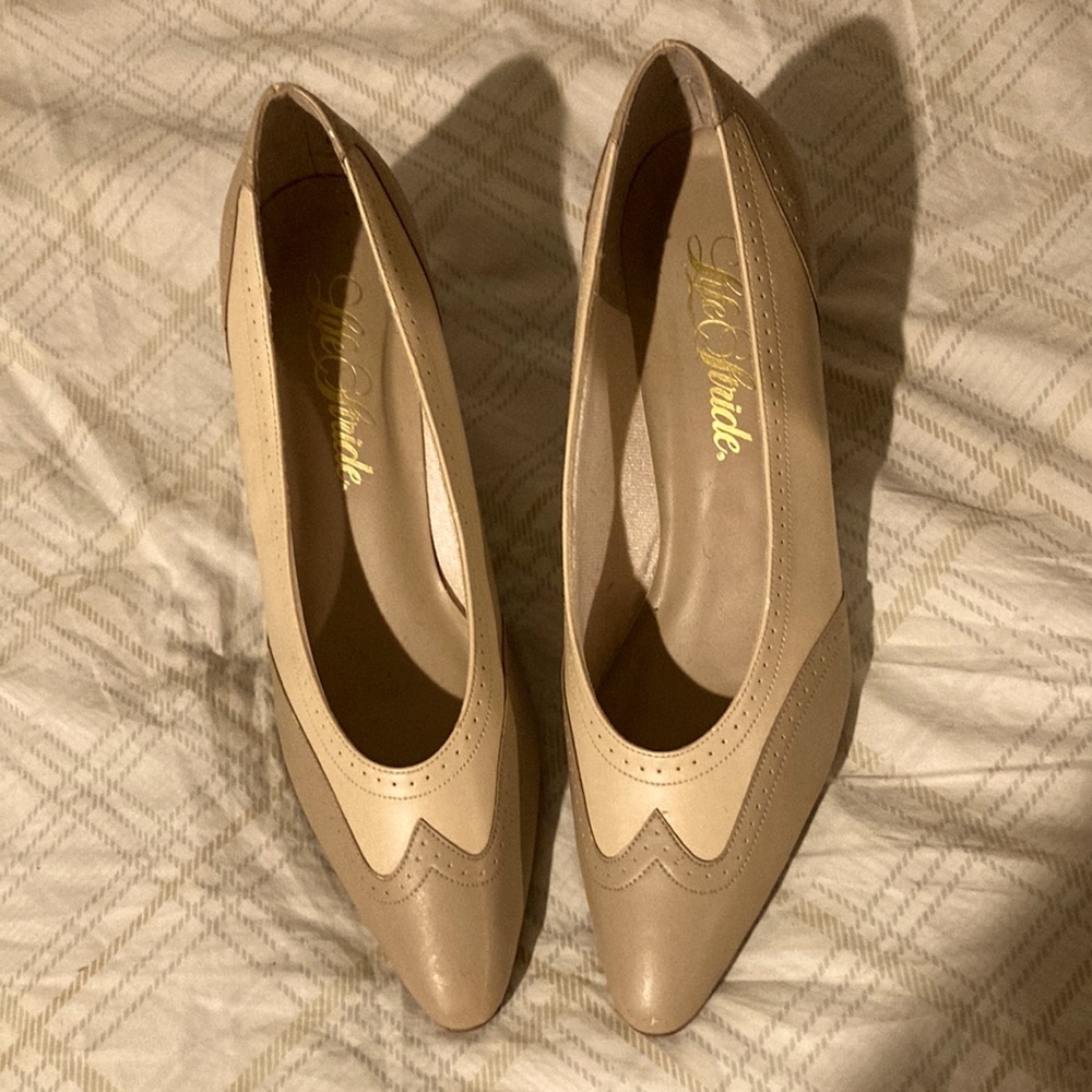 New ‘Life Stride ‘ tan and cream colored pumps, 2 3/4 inch heels..med width